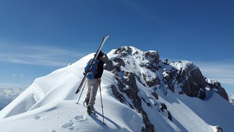Ski alpinista na snehu